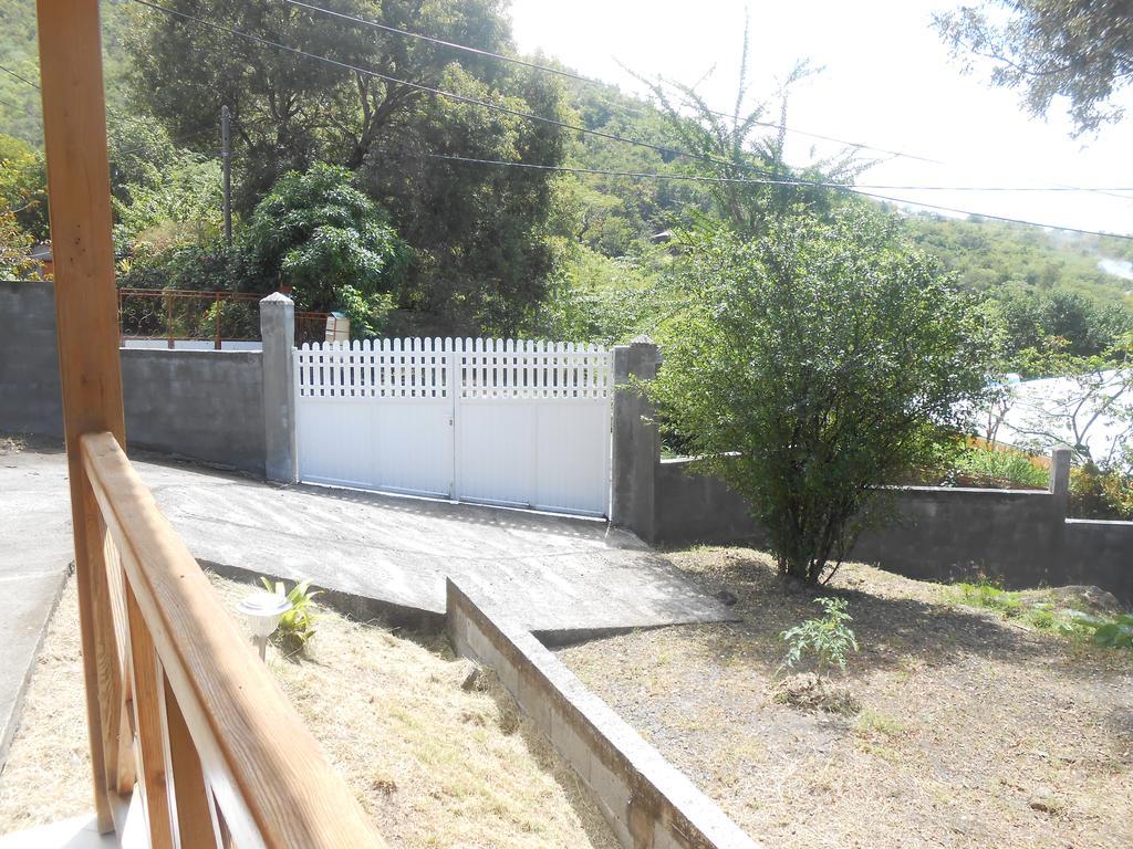 Bungalow Les Cerisiers Bouillante Exterior photo